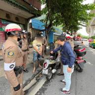 ฝ่ายสืบสวนร่วมกับจราจรจับกุมชายพร้อมของกลางยาเสพติด